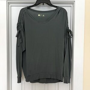 Xersion Green Long Sleeve Top with Pretty Ties Size Medium Relaxed Fit